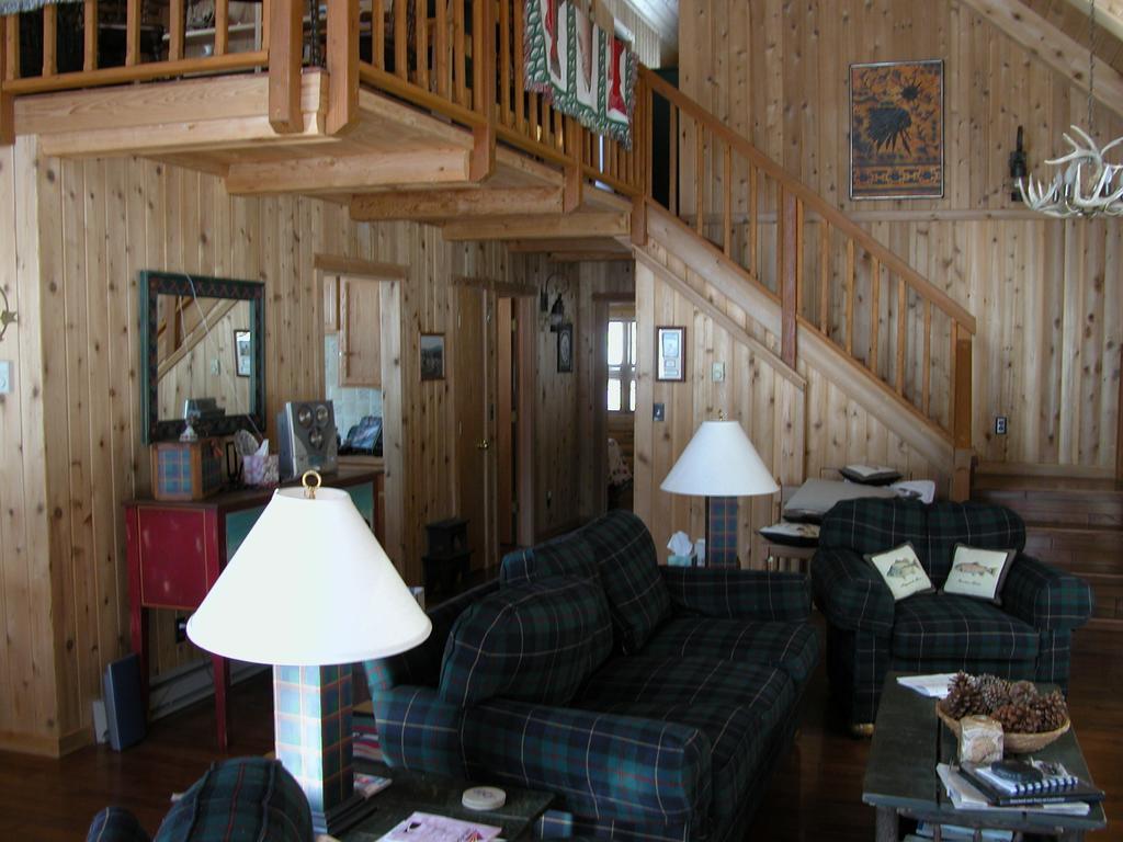 Montana Spirit Guest Lodge Cliff Lake Room photo